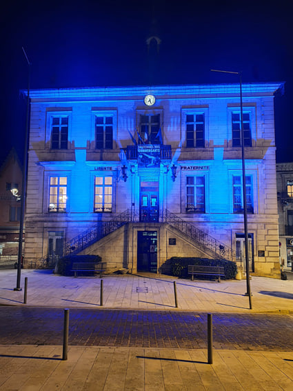 façade mairie éclairée