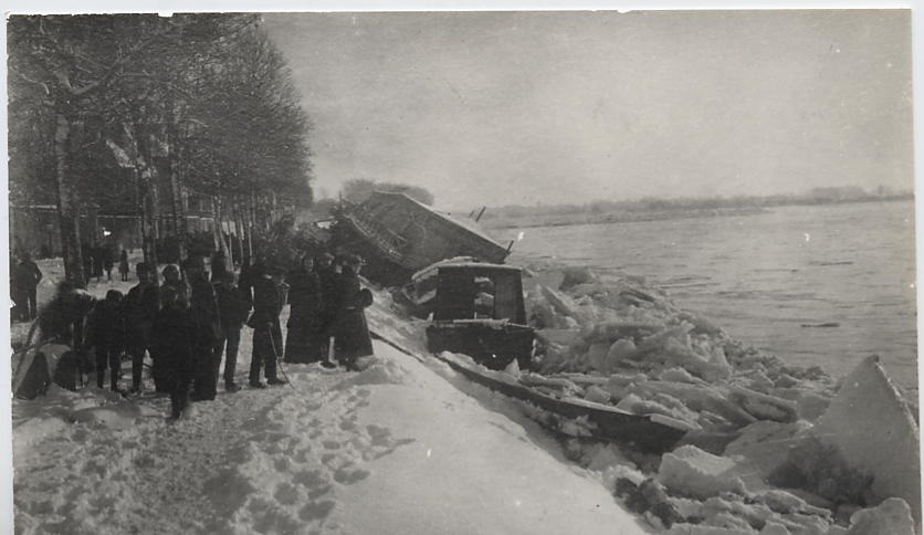 Bateau pêcherie pris dans les glaces