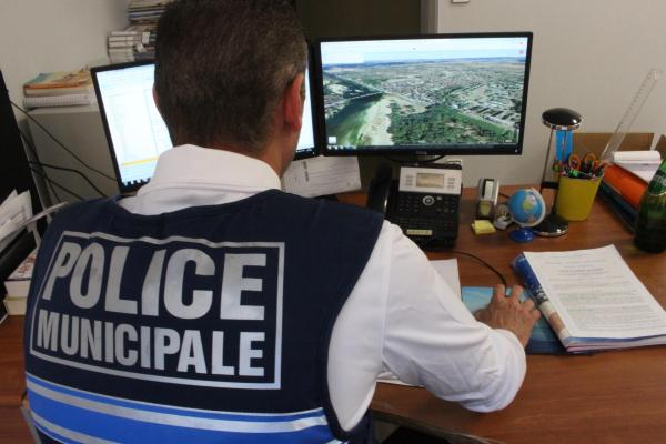 policier municipal en tenue devant son écran