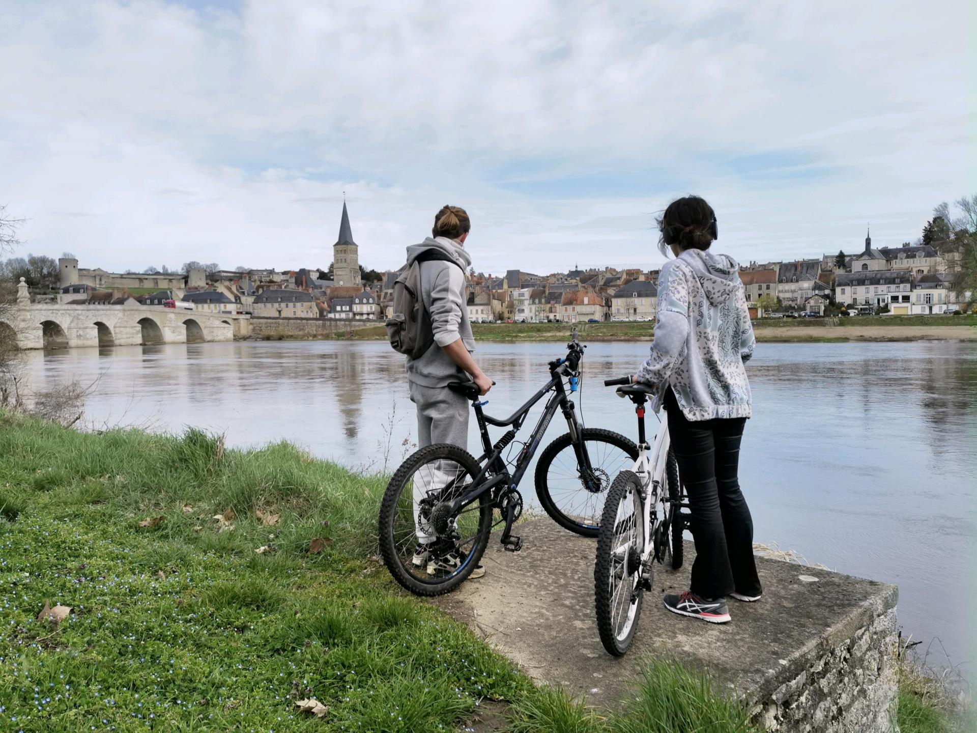 personne faisant une pause devant la Loire à La Charité