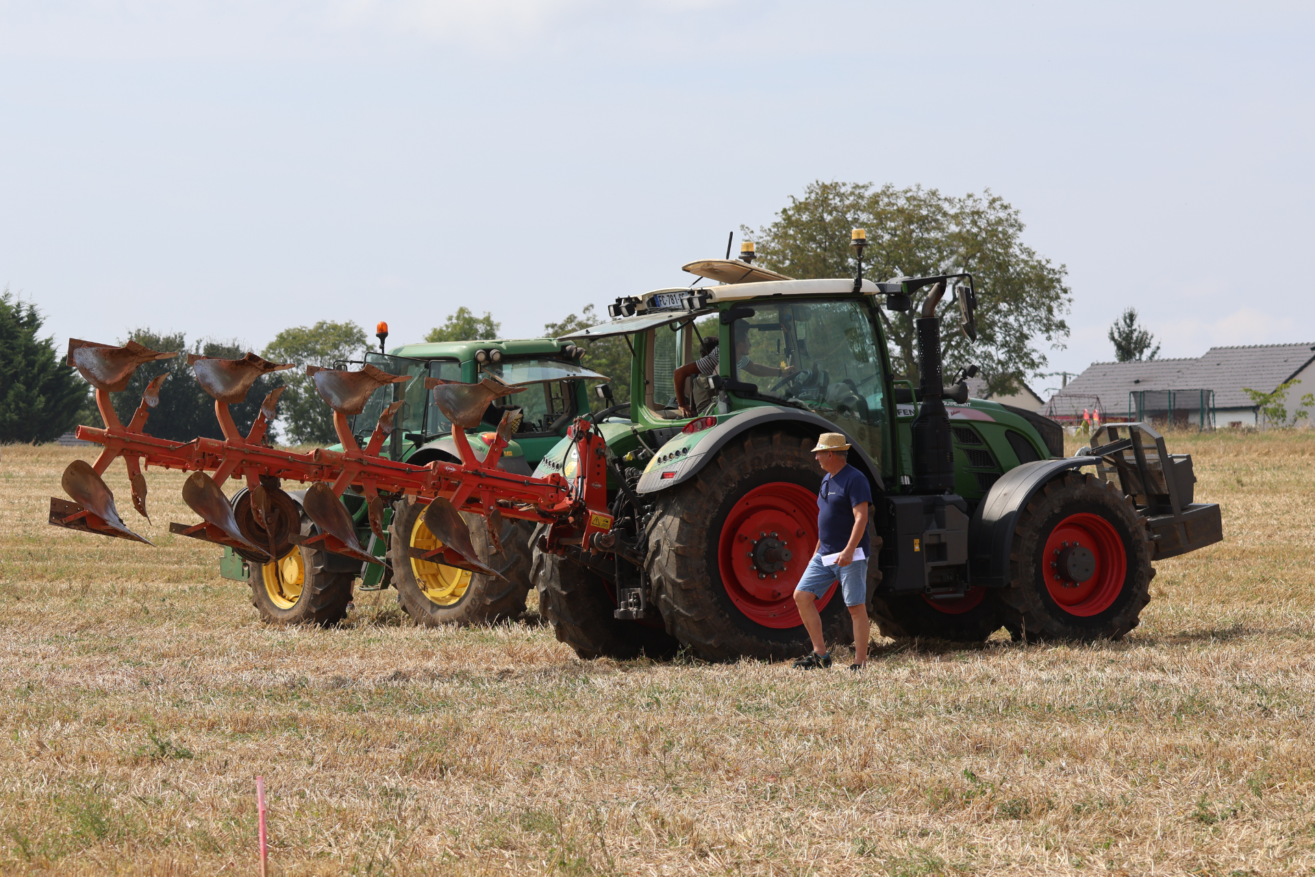 Les tracteurs prêt à lancer le concours de labours 