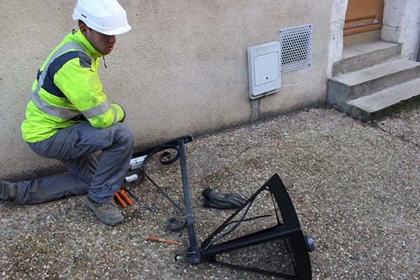 Agent posant un luminaire urbain